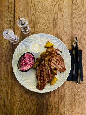 Ceafă de porc la gril cu cartofi pai